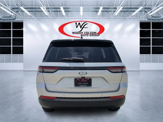 New 2026 Silver Zynith Exterior Paint Jeep Altitude image 4