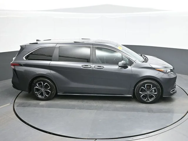 2025 Toyota Sienna Platinum - Photo 16