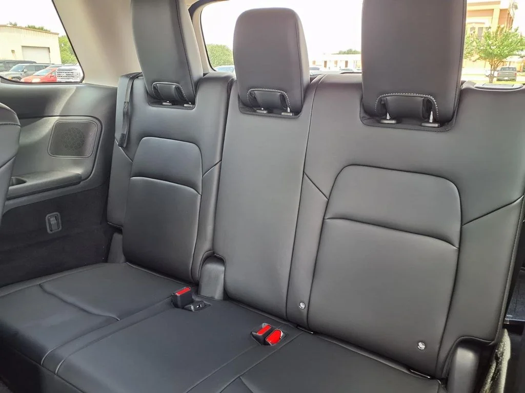 Used 2025 White Nissan Platinum image 6
