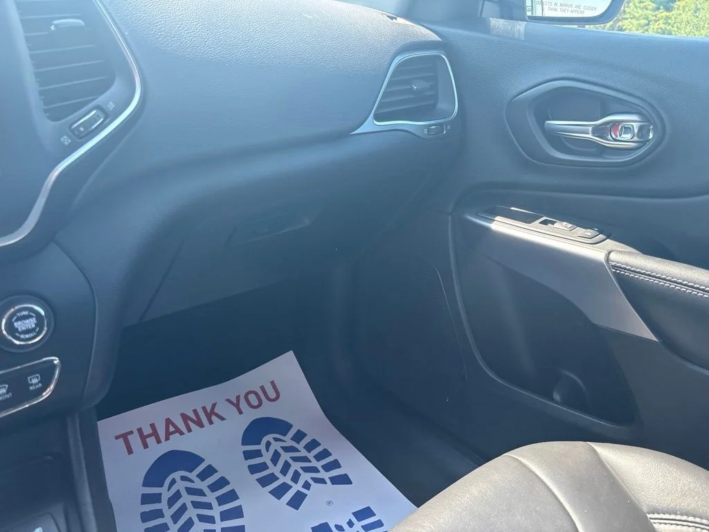 Used 2019 Gray Jeep Latitude Plus image 22