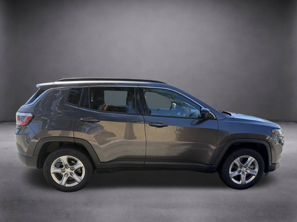 Used 2024  Jeep Latitude image 13