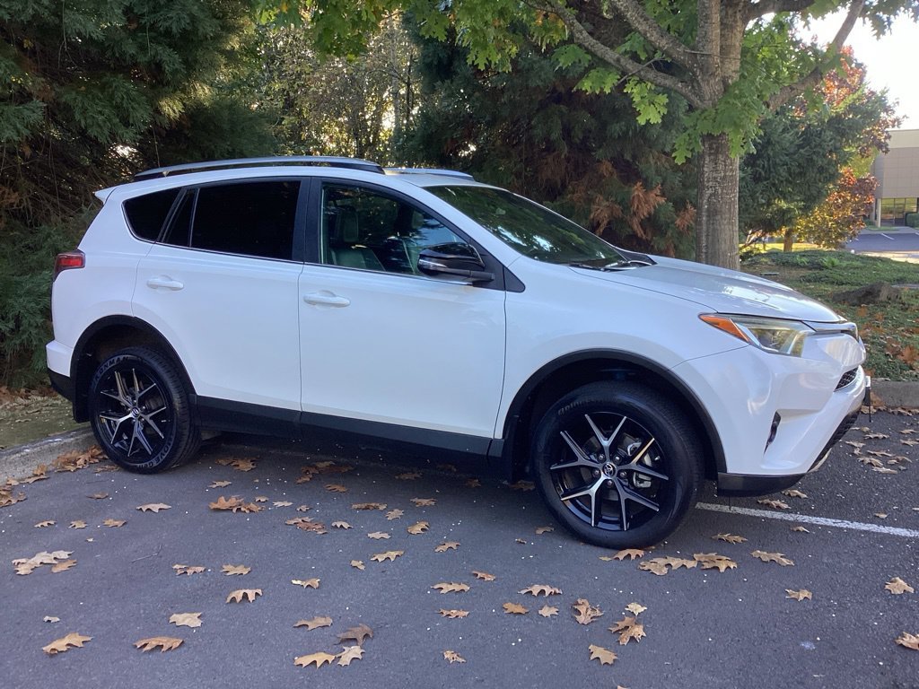 Used 2017 White Toyota SE image 9