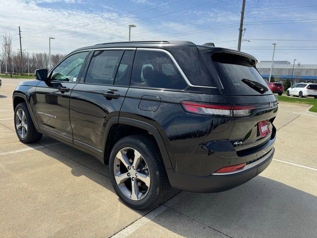 New 2026 Diamond Black Crystal Pearlcoat Jeep Limited image 4