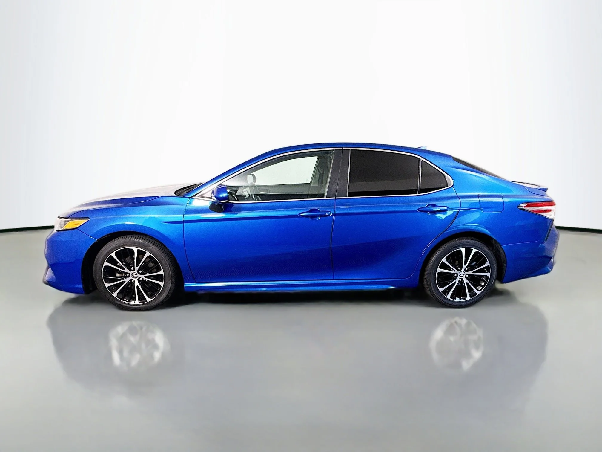 Used 2020 Blue Streak Metallic Toyota SE image 4