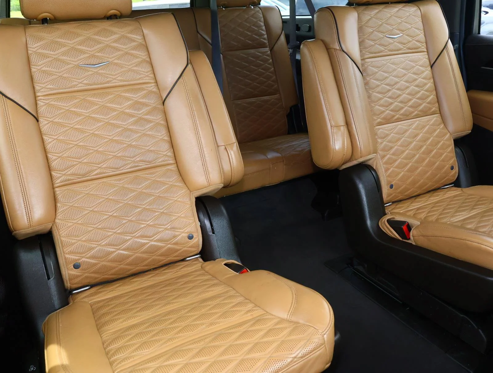 Used 2021 CRYSTAL WHITE TRICOAT Cadillac Premium Luxury image 26