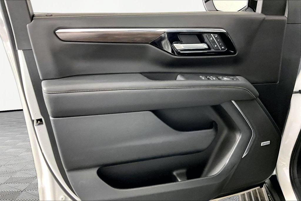 2025 Chevrolet Suburban Premier - Photo 15