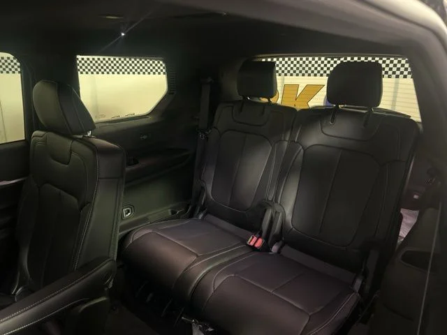 New 2026 Diamond Black Crystal Pearl-Coat Exterior Paint Jeep Limited image 38