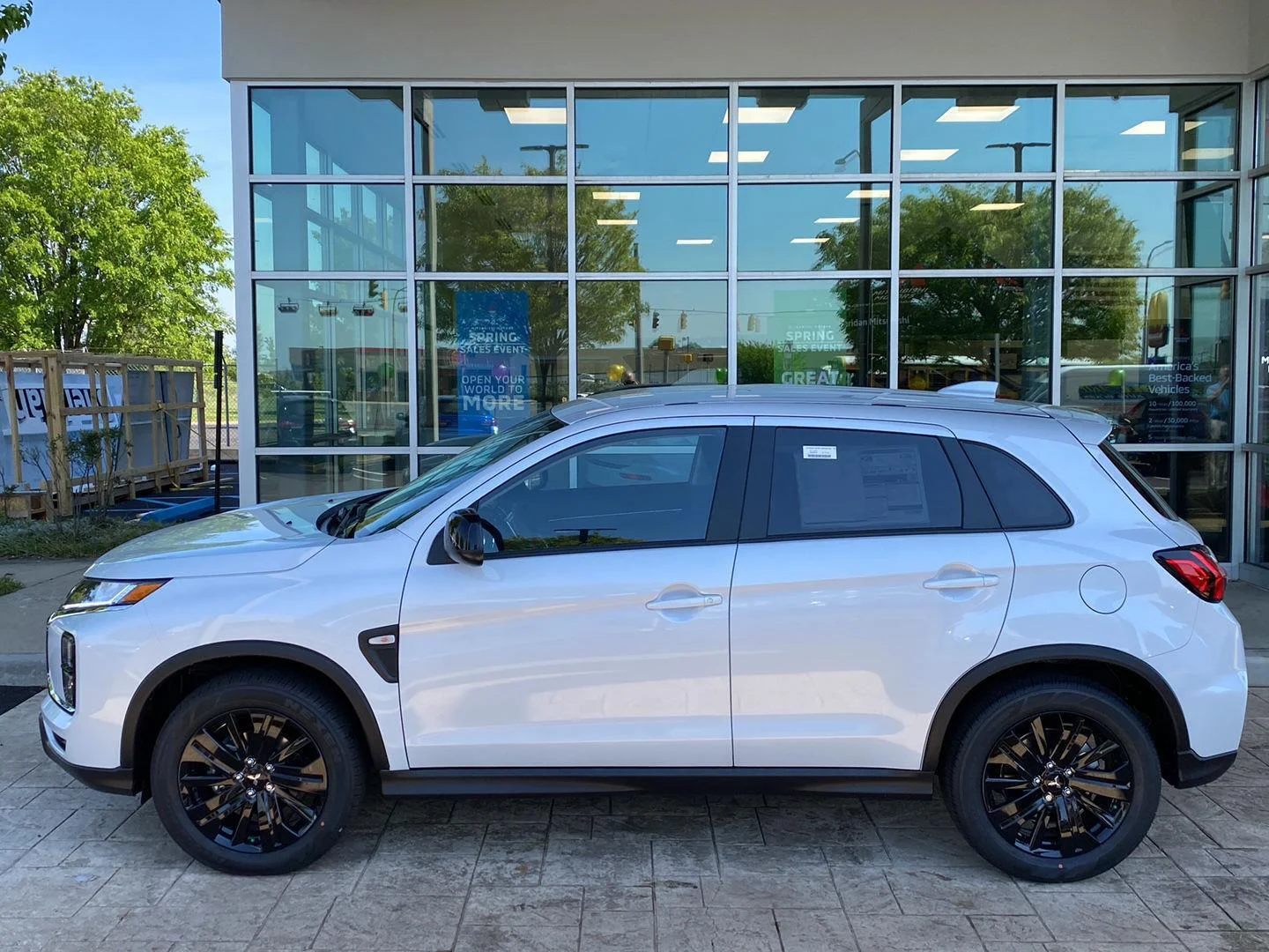 New 2026 White Diamond Mitsubishi LE image 4
