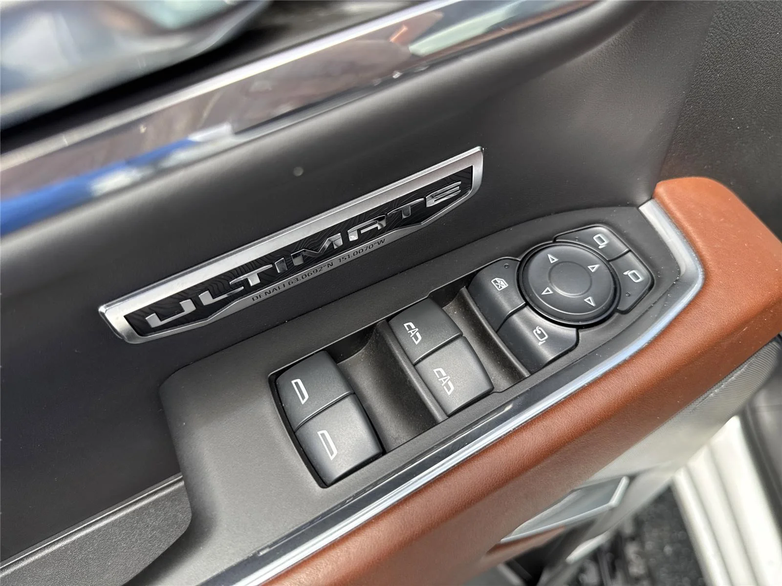 Used 2024 White Frost Tricoat GMC Denali Ultimate image 18