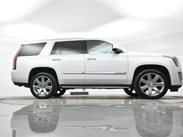 Used 2018 CRYSTAL WHITE TRICOAT Cadillac Luxury image 33