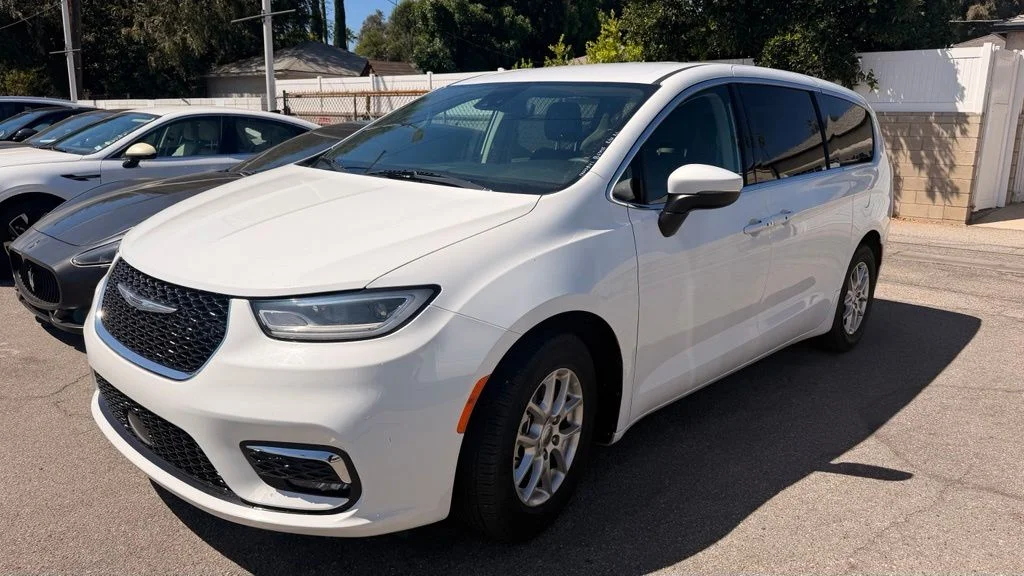 Used 2023 White Chrysler Touring L image 2
