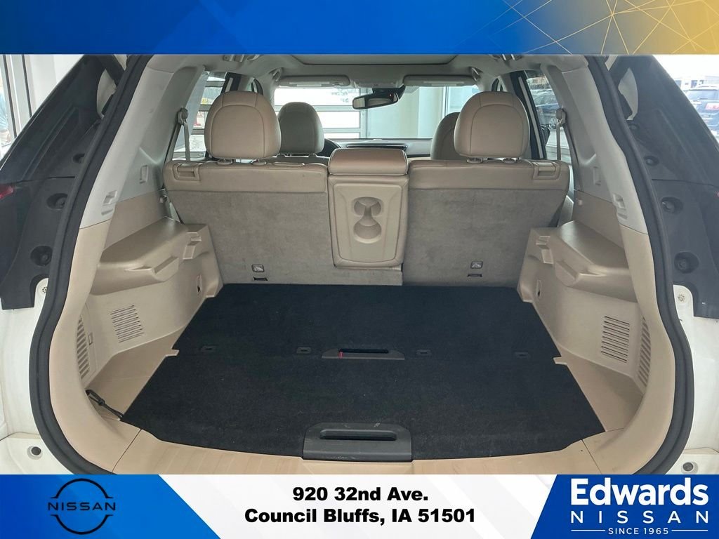 Used 2017 White Nissan  image 8