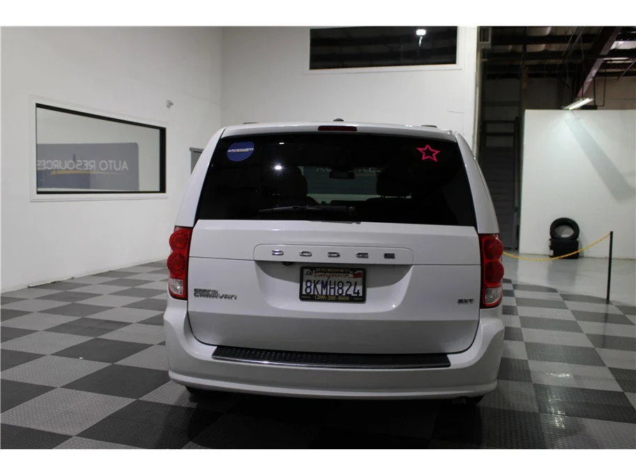 Used 2019 White Knuckle Clearcoat Dodge SXT image 5