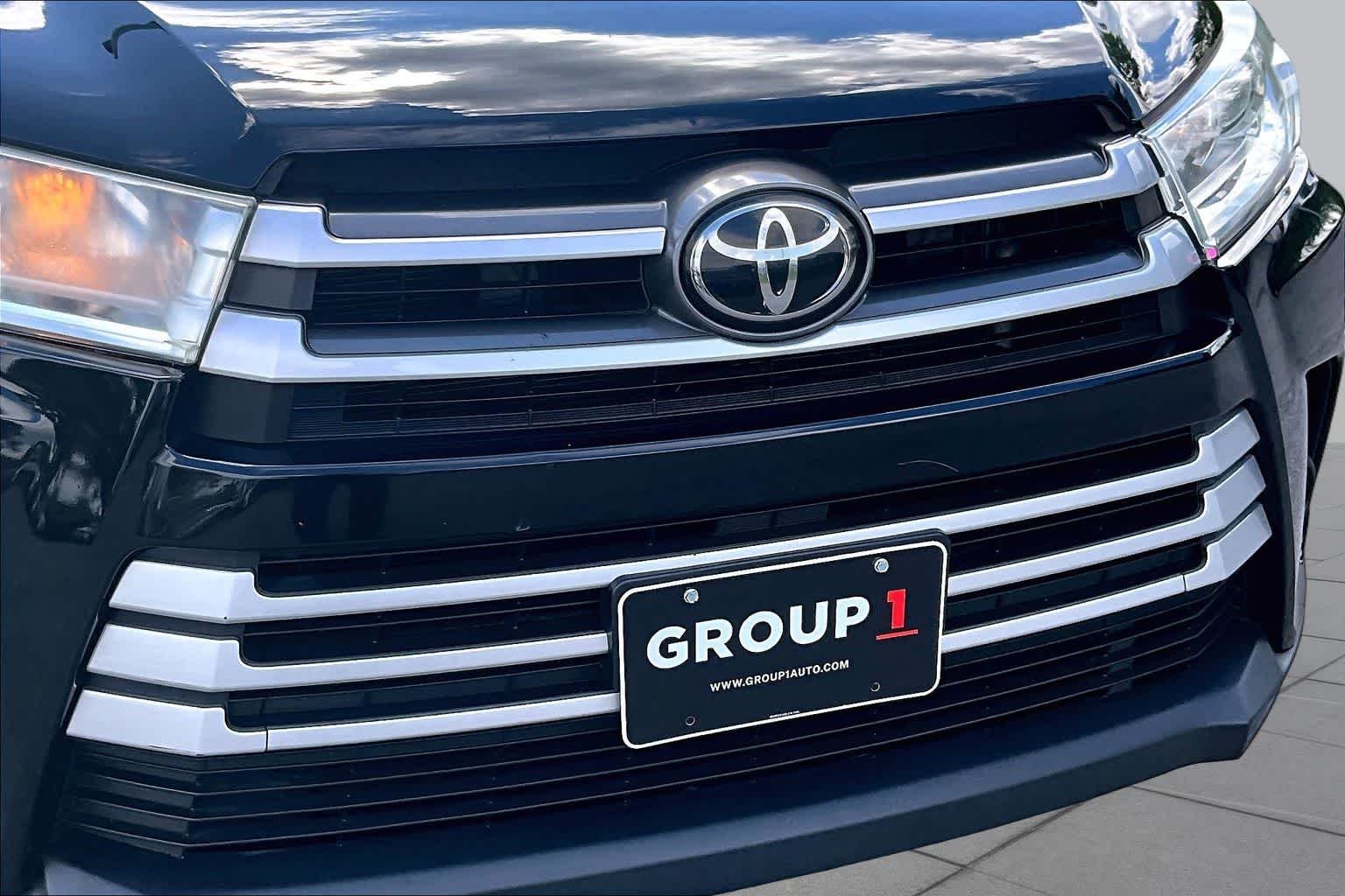 Used 2018 Midnight Black Metallic Toyota XLE image 30
