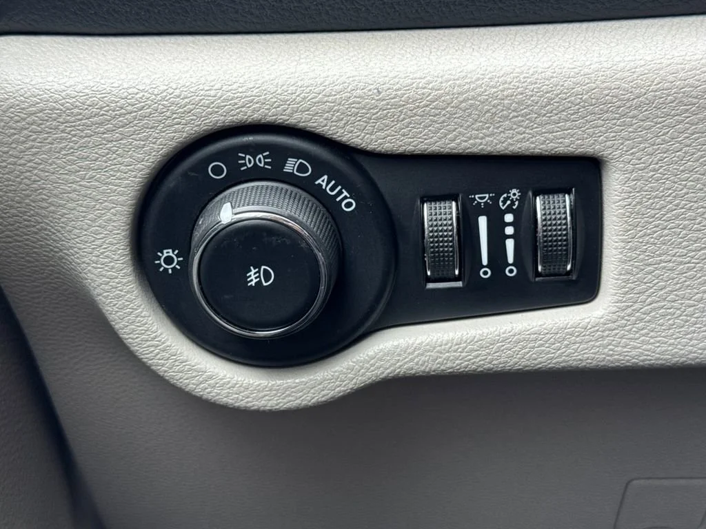 Used 2023  Chrysler Hybrid Touring L image 30