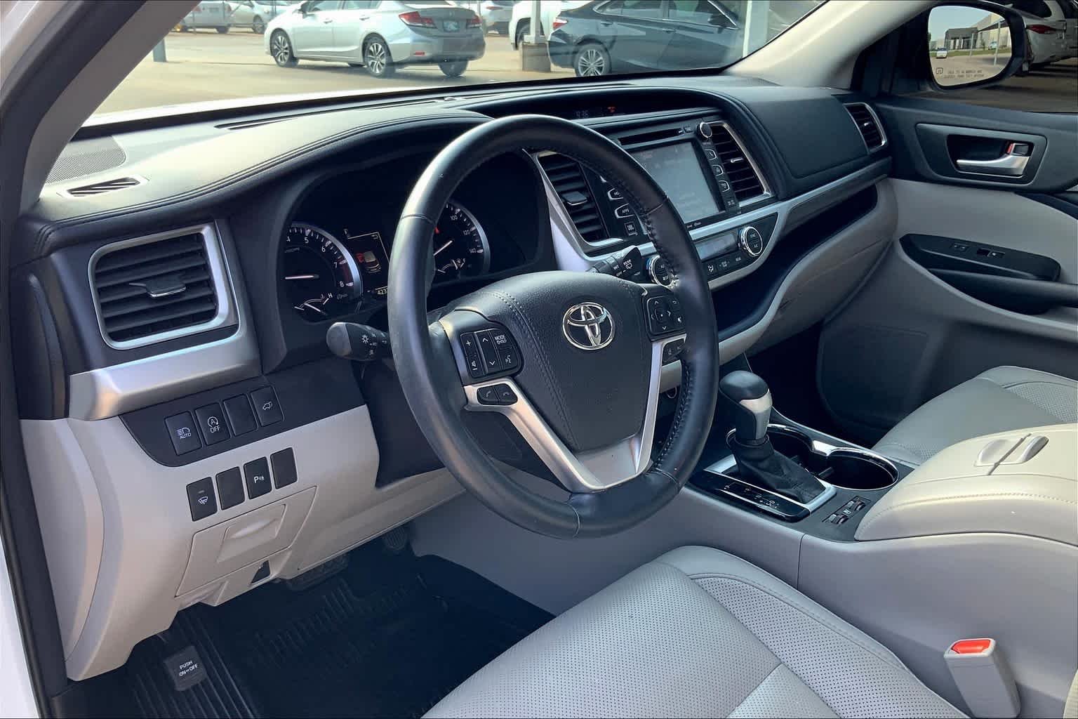 Used 2017 Blizzard Pearl Toyota Limited image 18