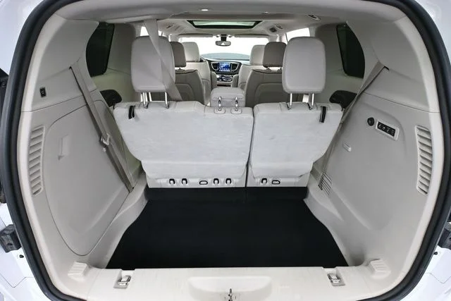 Used 2020 White Chrysler Limited image 41