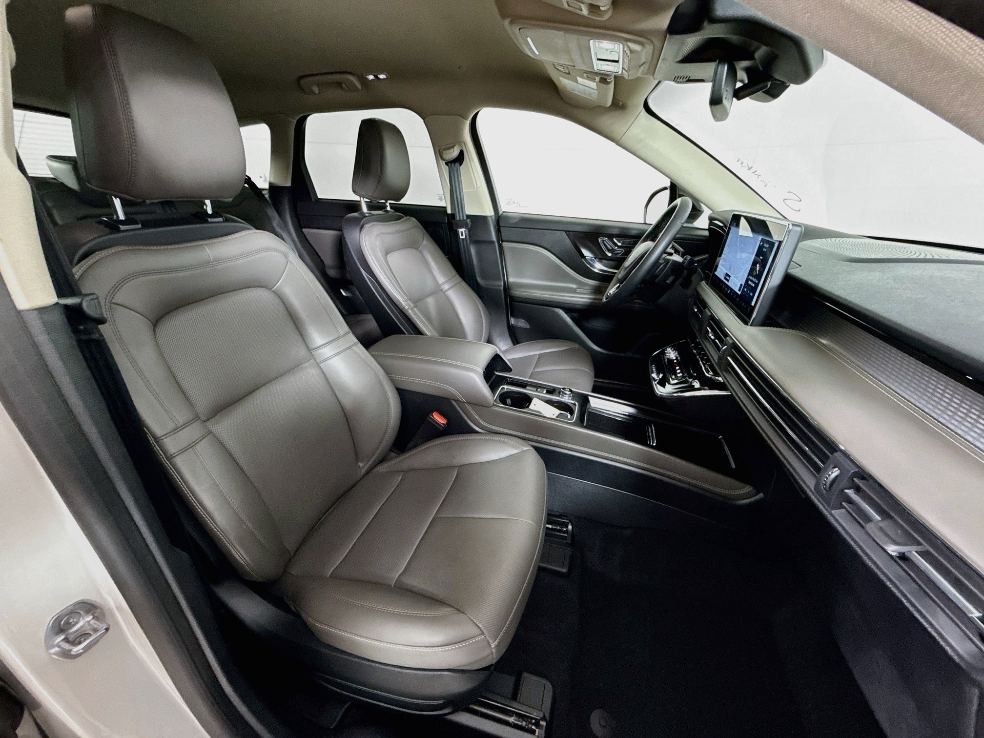 Used 2023 Ceramic Pearl Metallic Tinted Clearcoat Lincoln Standard image 28