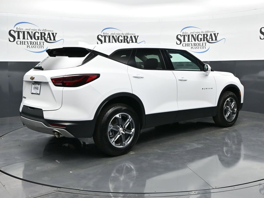 Used 2025 Summit White Chevrolet 2LT image 7