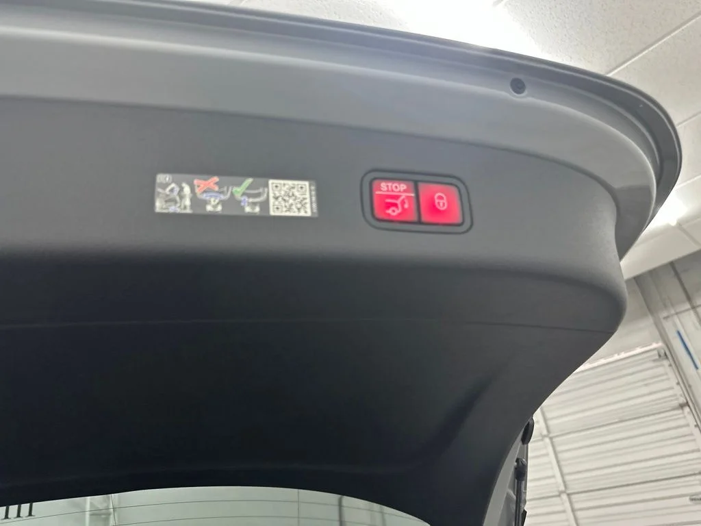 New 2027 White Mercedes-Benz GLC 300 image 28