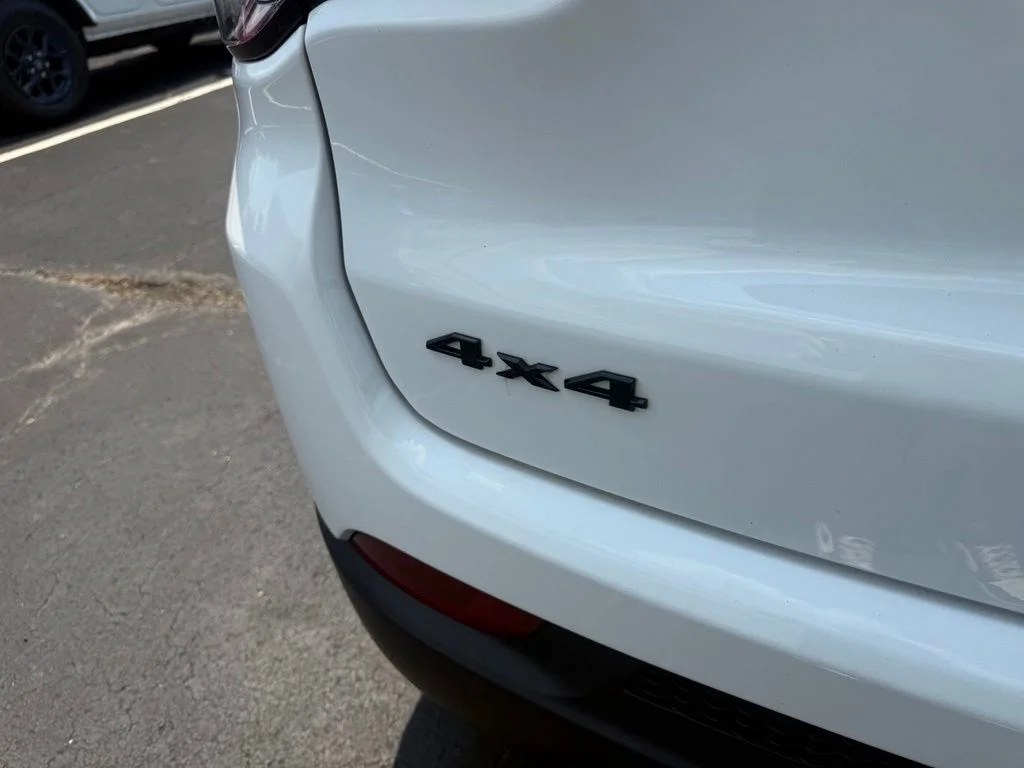 Used 2022 White Jeep Latitude image 38