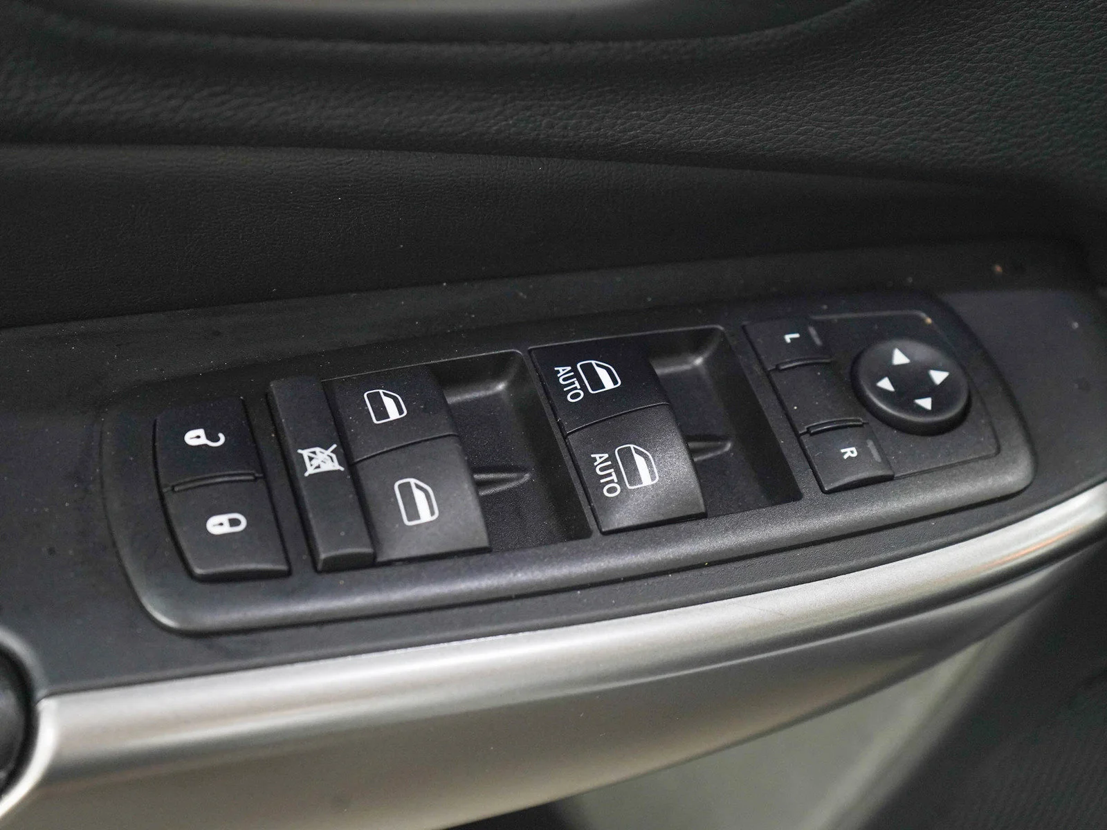 Used 2019 Bright White Clearcoat Jeep Limited image 20