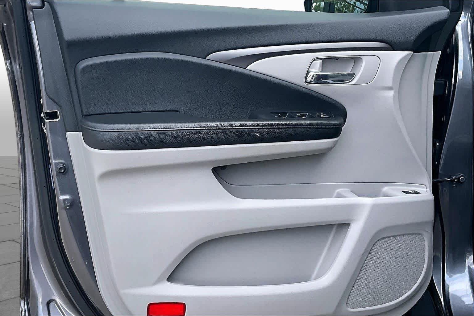 Used 2017  Honda EX image 21