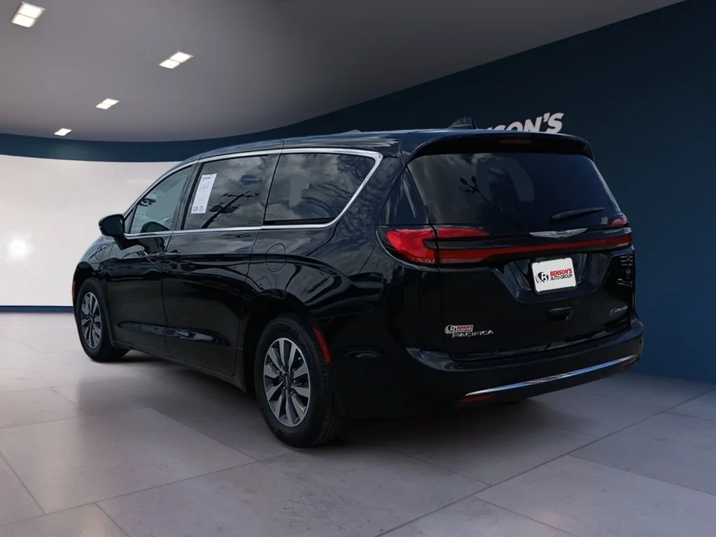 Used 2023 Black Chrysler Touring L image 3