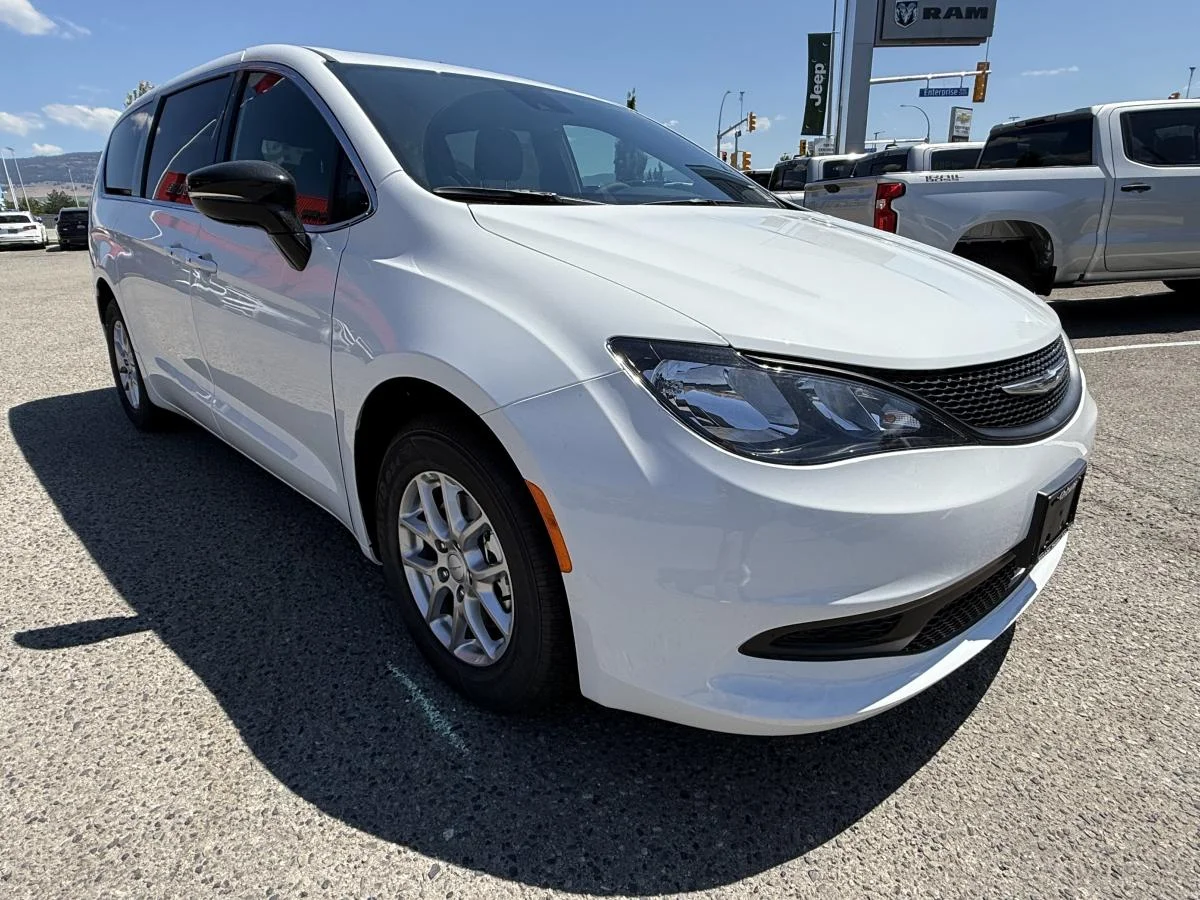 New 2027 White Chrysler SXT image 10
