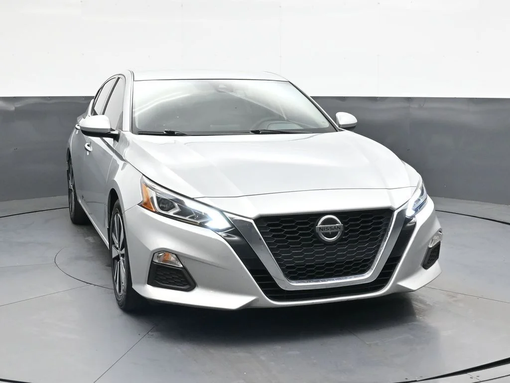 Used 2022 Silver Nissan 2.5 SV image 13