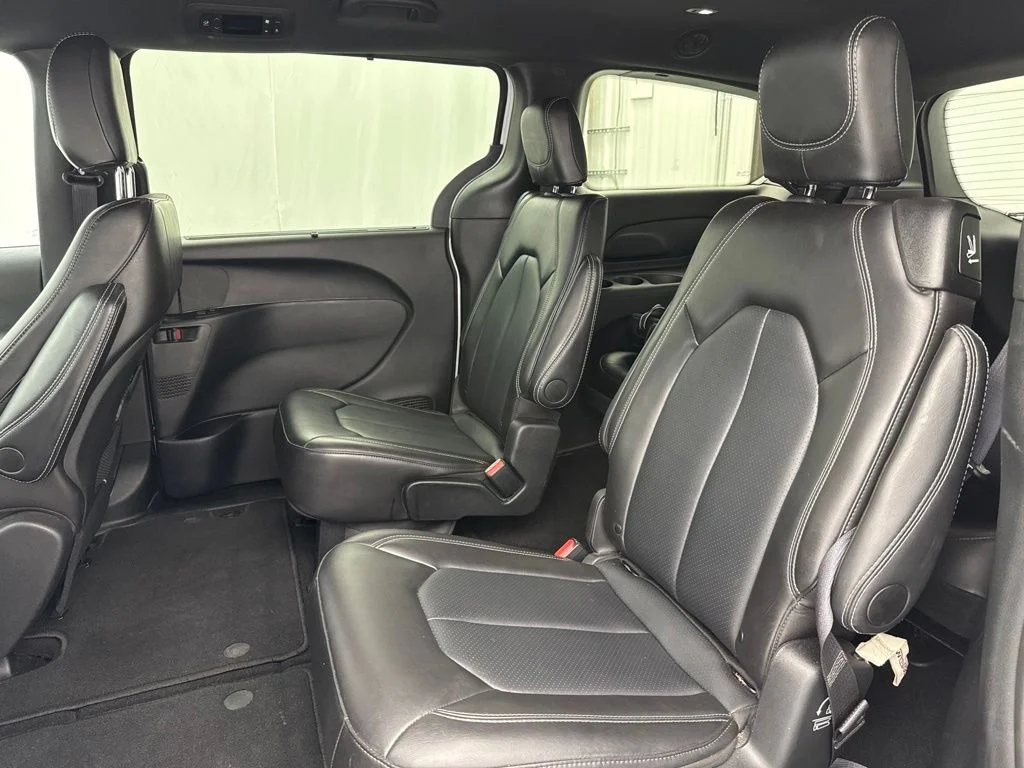 Used 2025 White Chrysler Select image 16