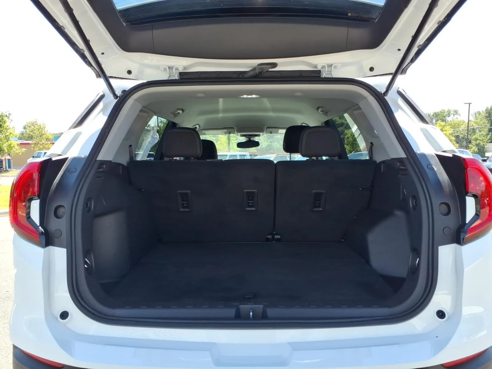 Used 2024 Summit White GMC SLE image 30