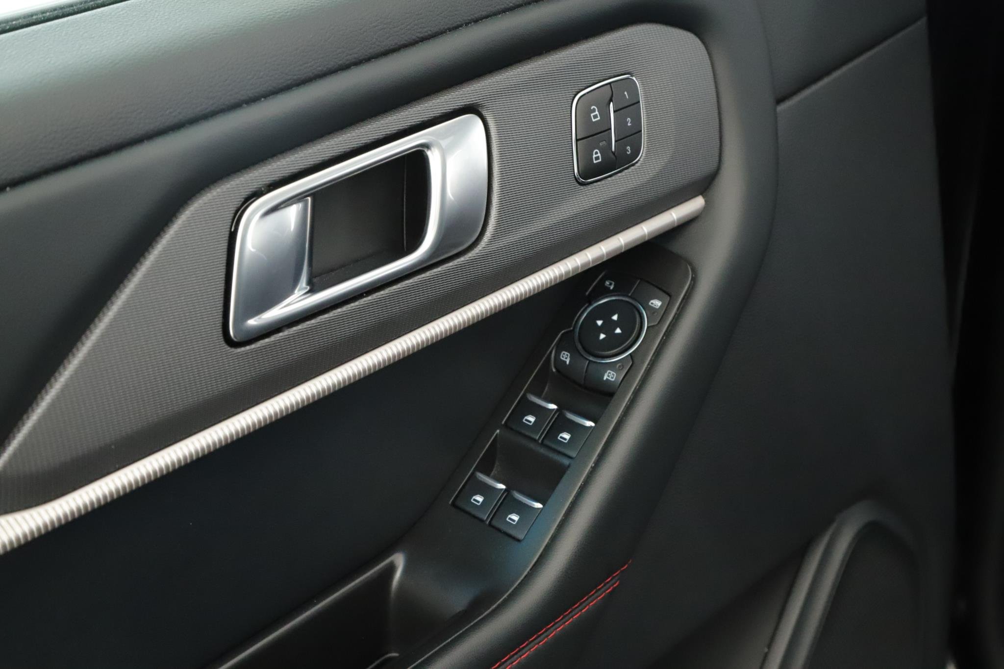 Used 2025 Agate Black Metallic Ford ST-Line 4WD image 9