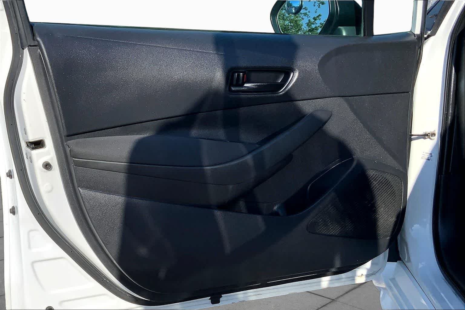 Used 2022 White Toyota LE image 21