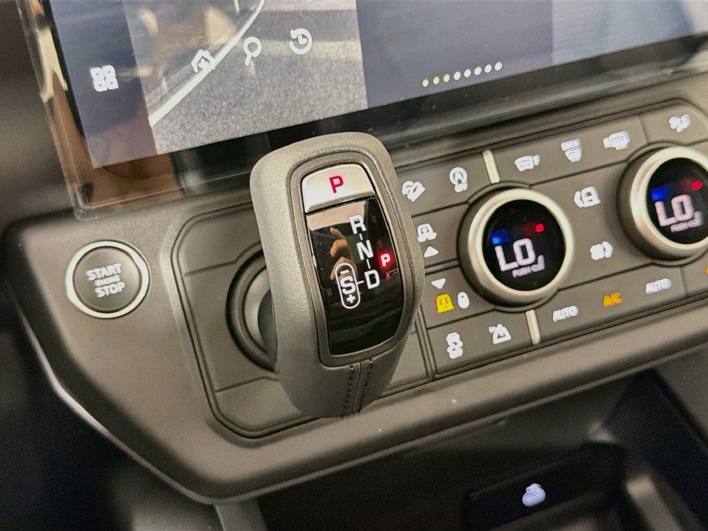 New 2026 Santorini Black Land Rover X-Dynamic SE image 17