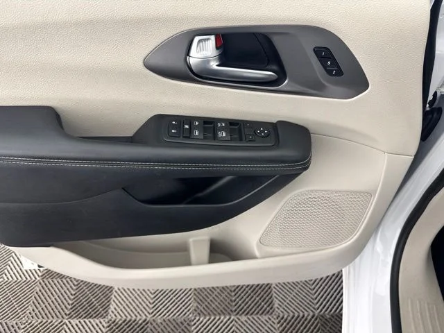 Used 2024 White Chrysler Touring L image 22