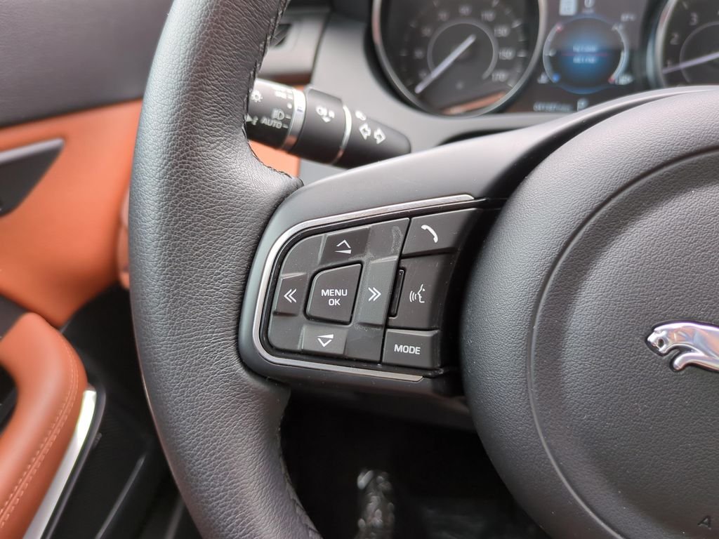Used 2020  Jaguar SE image 22