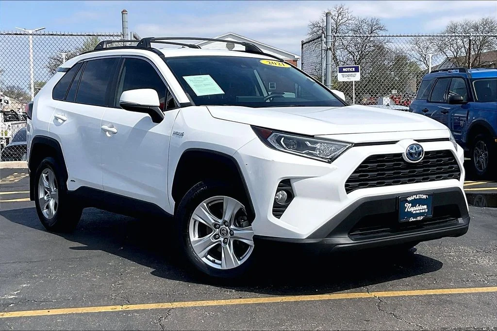 Used 2021 White Toyota XLE image 33