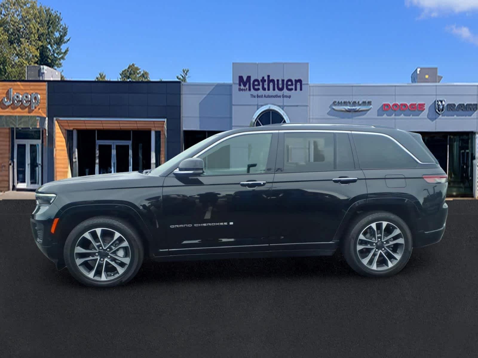 Used 2023 Diamond Black Crystal Pearlcoat Jeep Overland image 6