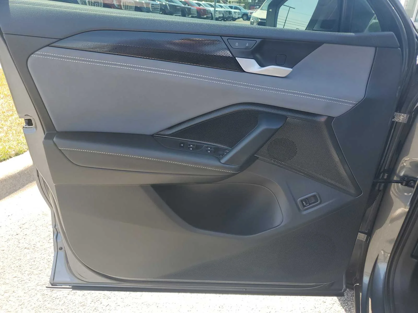Used 2025 Gray Volkswagen SE image 15
