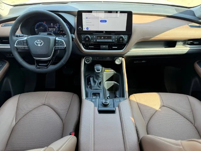 Certified Used 2025 WIND CHILL PEARL Toyota Platinum image 24