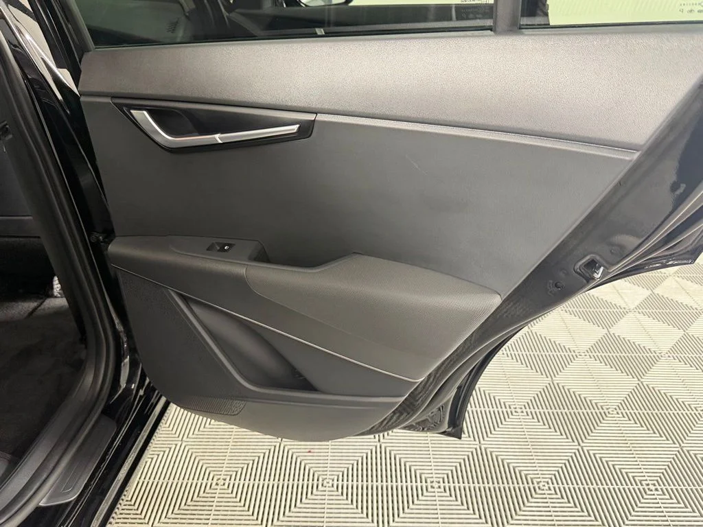 Used 2025 Black Kia Wind image 28