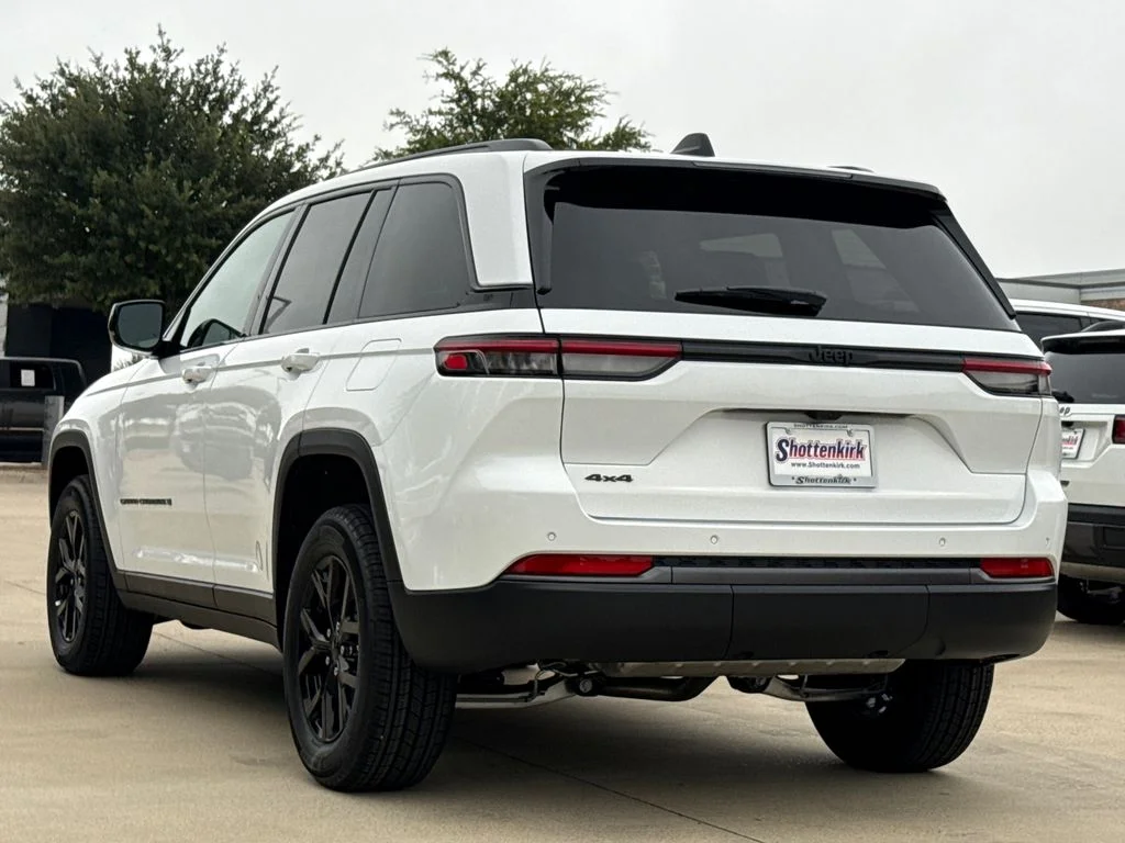 New 2026 Bright White Clear-Coat Exterior Paint Jeep Altitude image 6