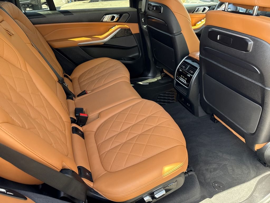 Used 2024 Gray BMW xDrive40i image 16
