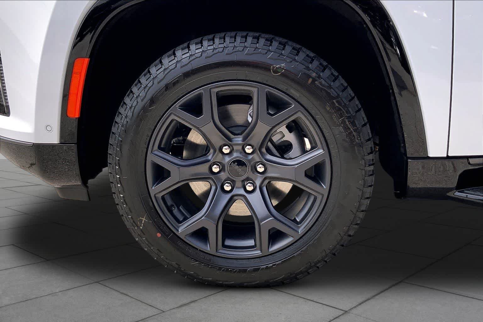 New 2026 Bright White Clear-Coat Exterior Paint Jeep Upland image 9
