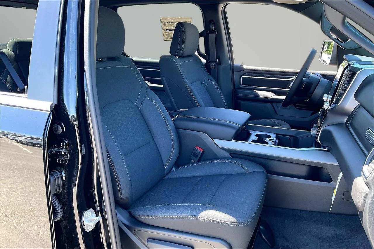 New 2026 Diamond Black Crystal Pearl-Coat Exterior Paint RAM Big Horn/Lone Star image 19