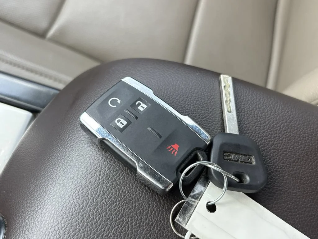 Used 2017 WHITE FROST TRICOAT GMC SLT image 37