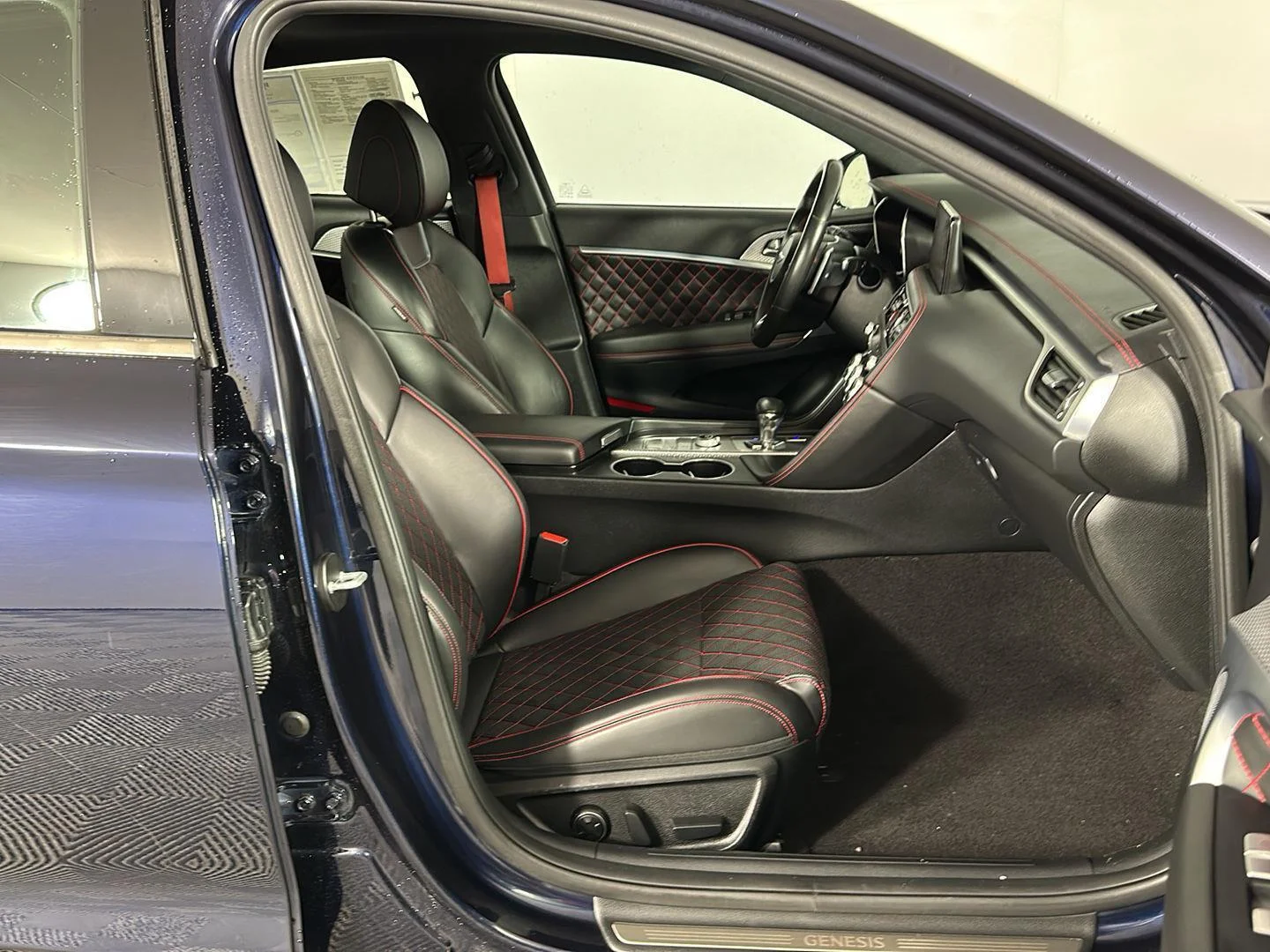 Used 2023 Capri Blue Genesis 3.3T image 27