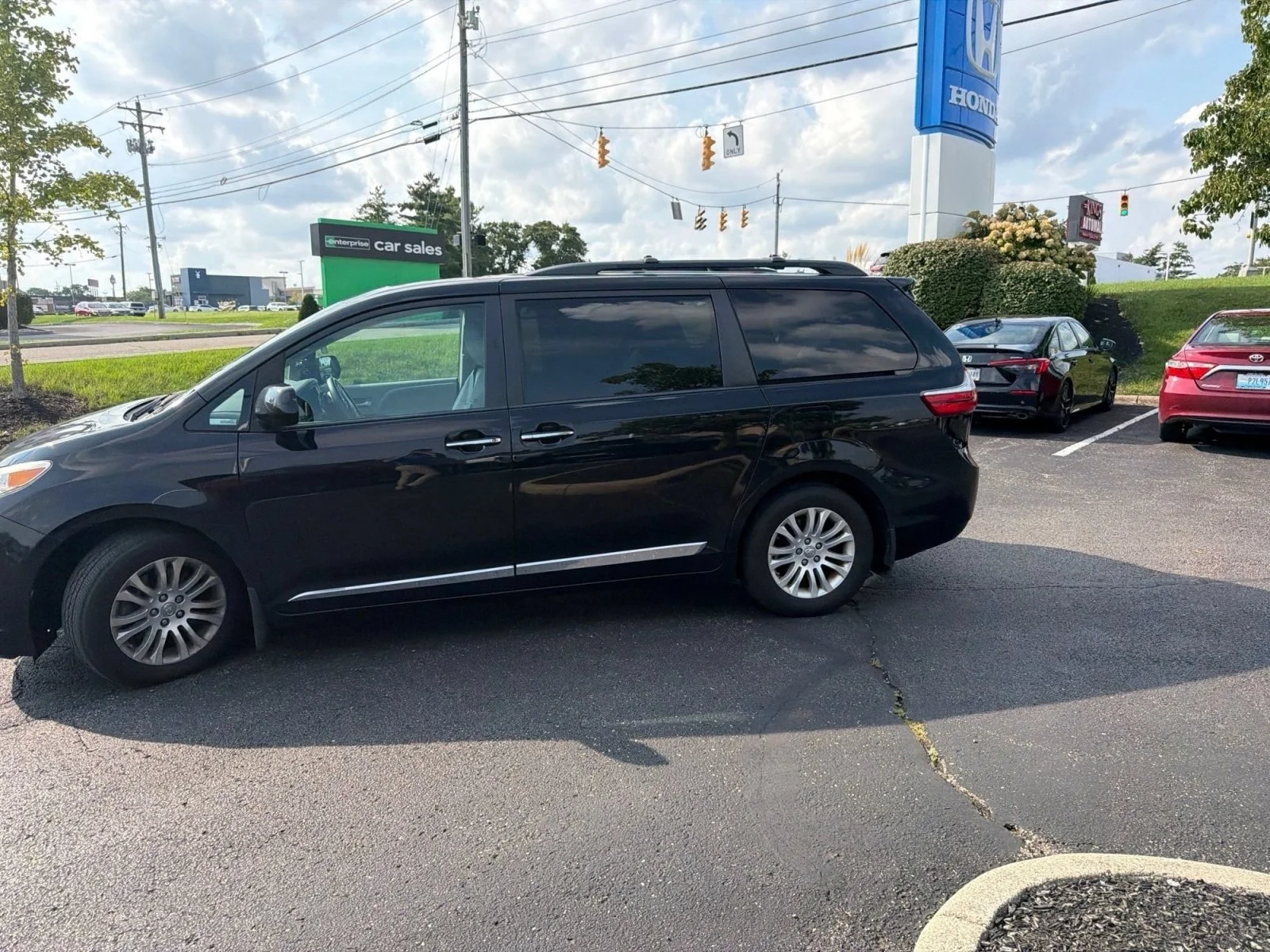 Used 2017 Midnight Black Metallic Toyota XLE Premium image 5