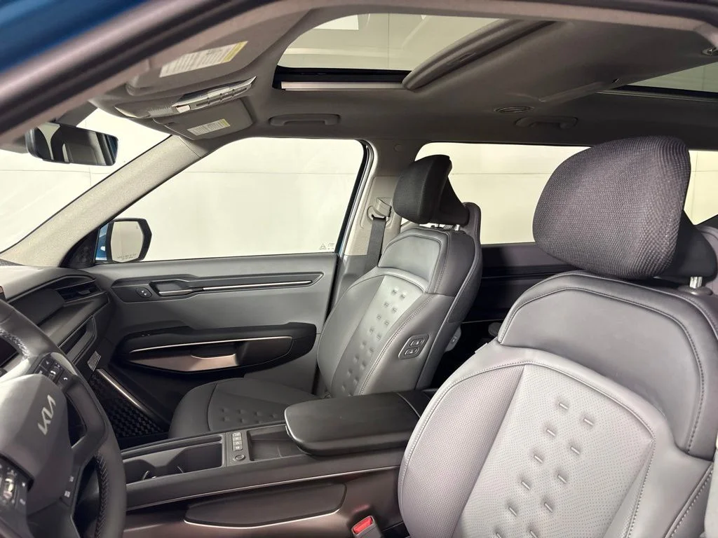New 2026 Ocean Blue Kia Wind AWD image 30